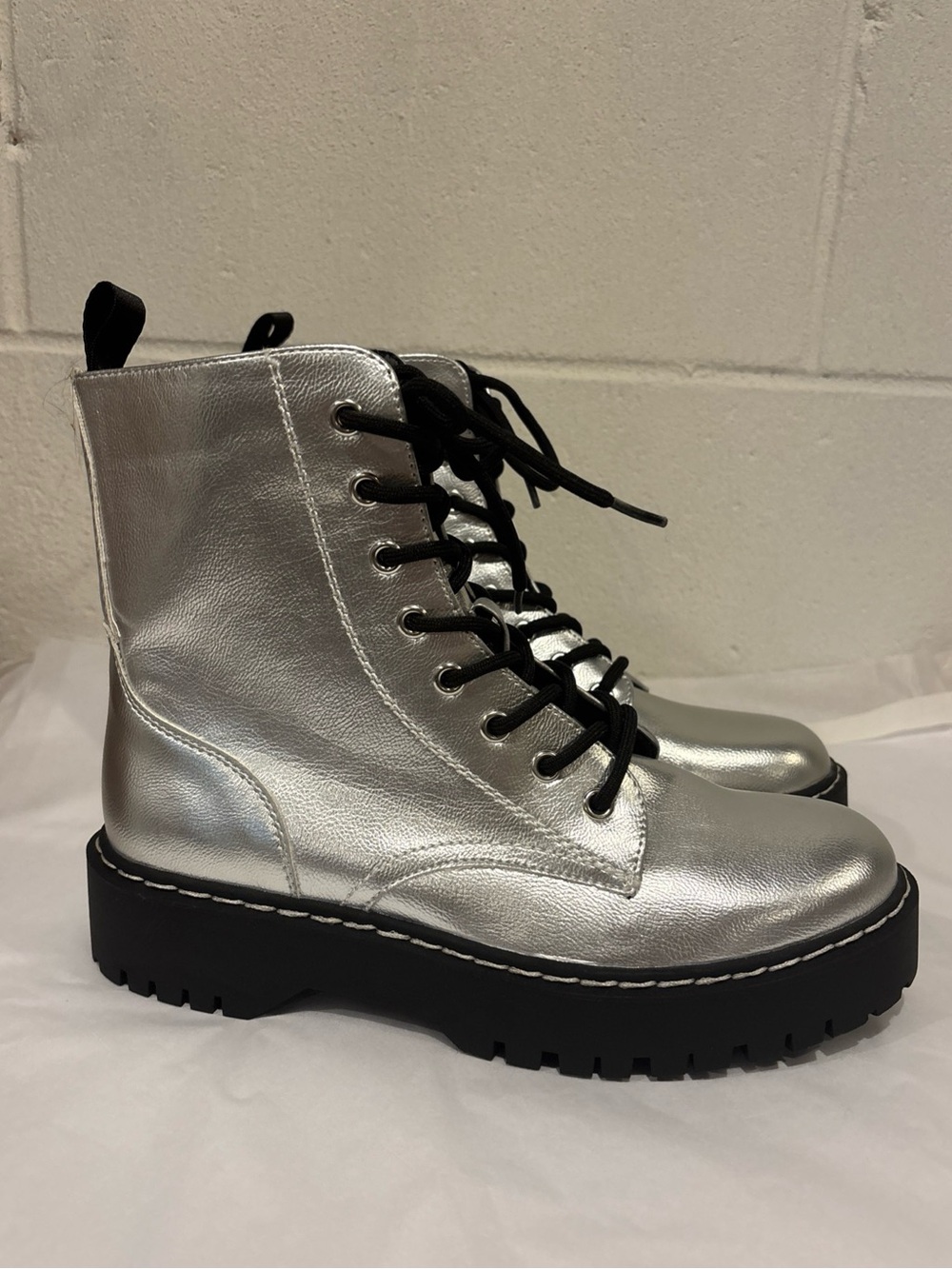 Sincerely Jules Women’s Harley Silver Combat Platform Boots Size 7.5
